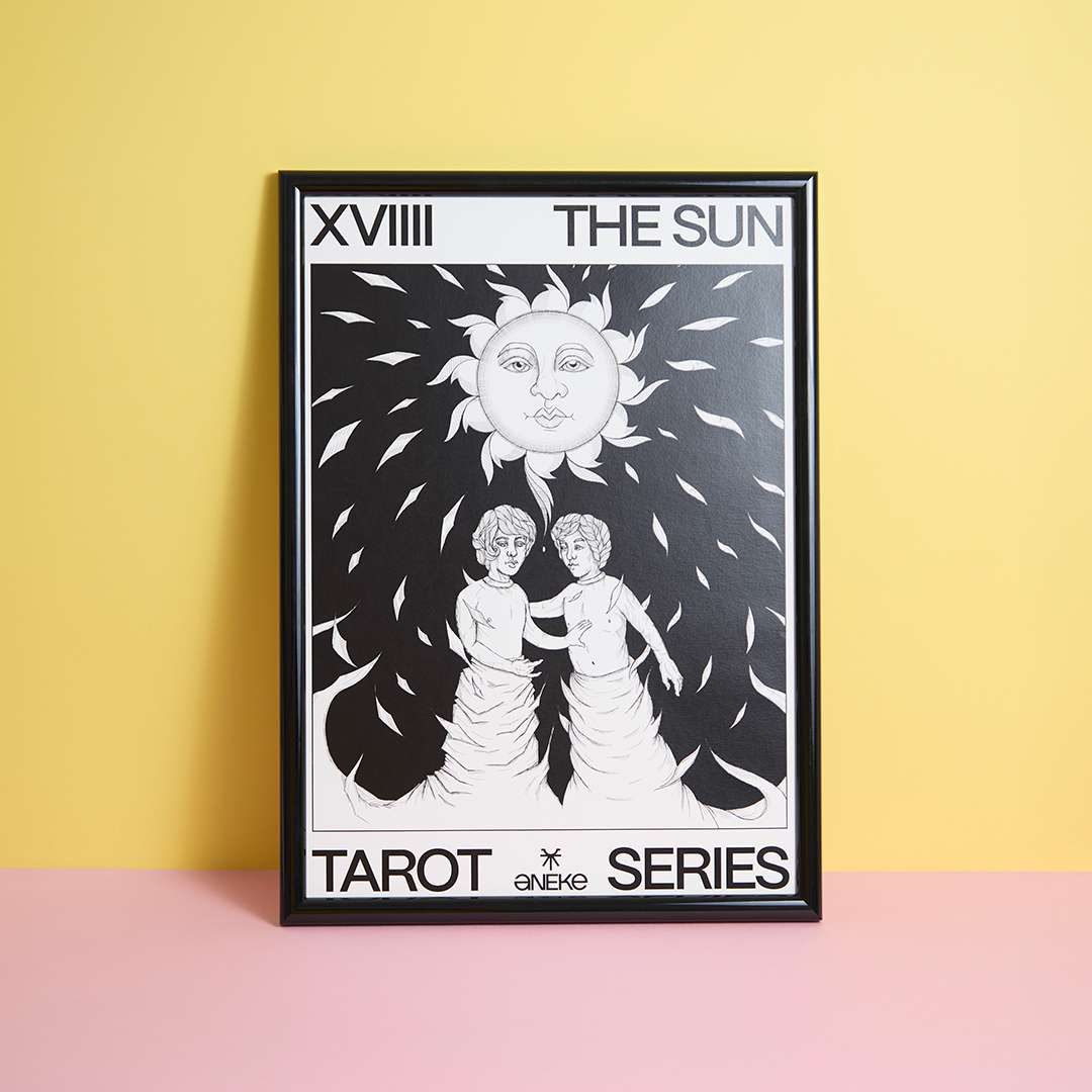 poster della serie tarocchi aneke bianco e nero con titolo the sun