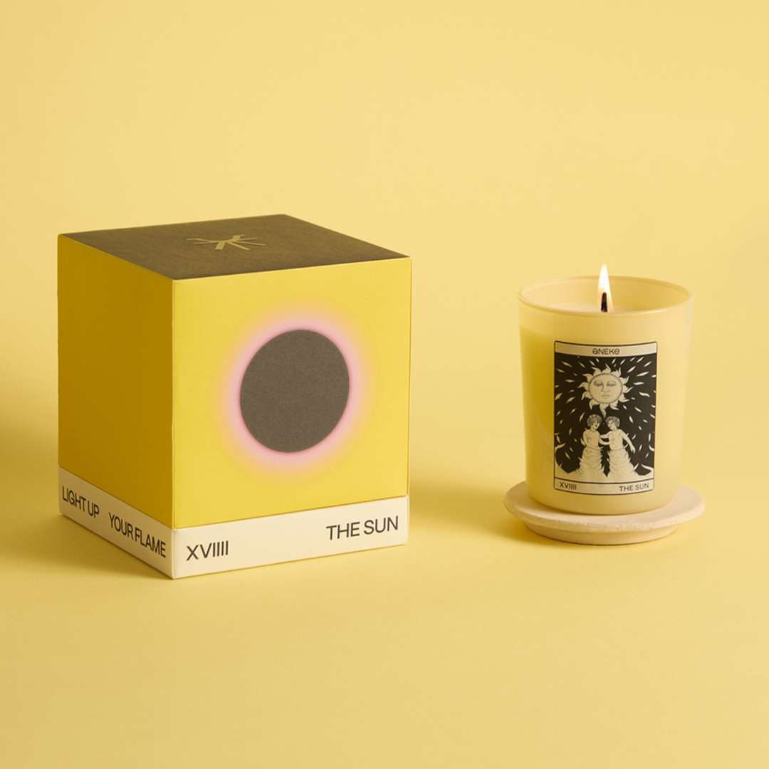 candela profumata decorativa rosa con tarocco the sun e copri candela in ceramica