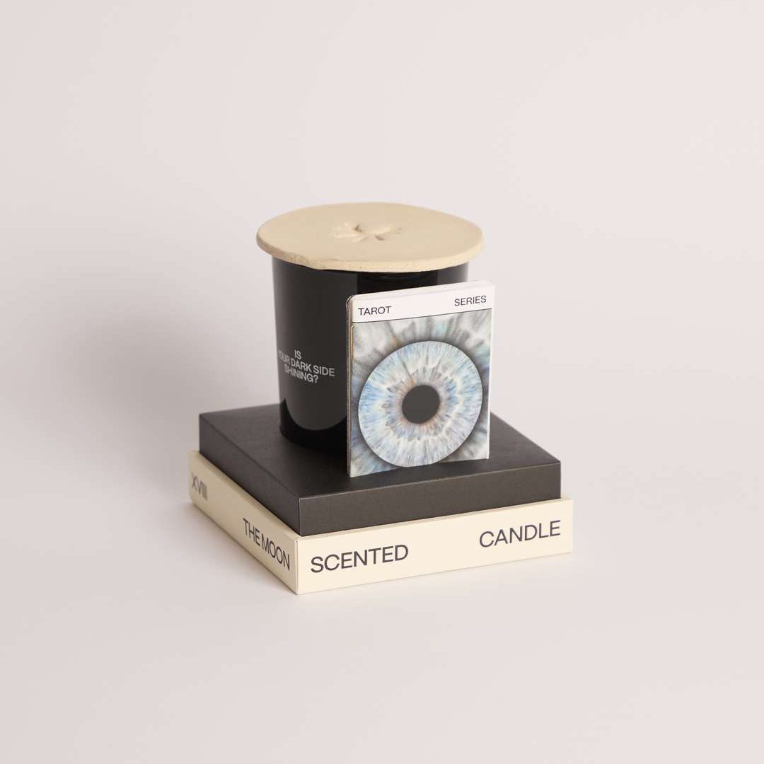 candela profumata decorativa aneke con carta dei tarocchi e copri candela the moon